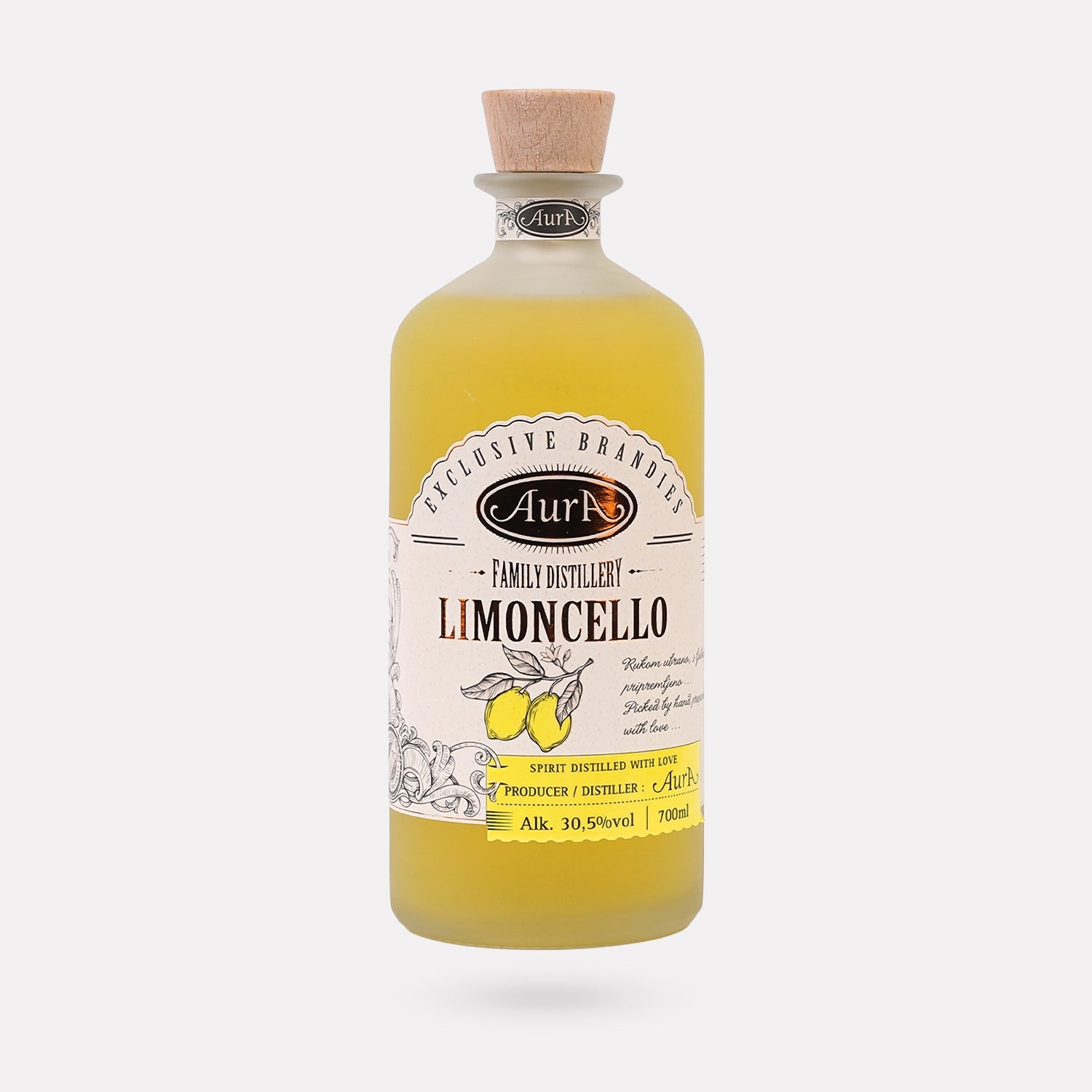 Freigestellte Flasche des Aura Limoncellos (700ml) vor neutralem Hintergrund