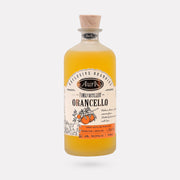 Freigestellte Flasche des Aura Orancello Orangenlikörs (700ml) vor neutralem Hintergrund