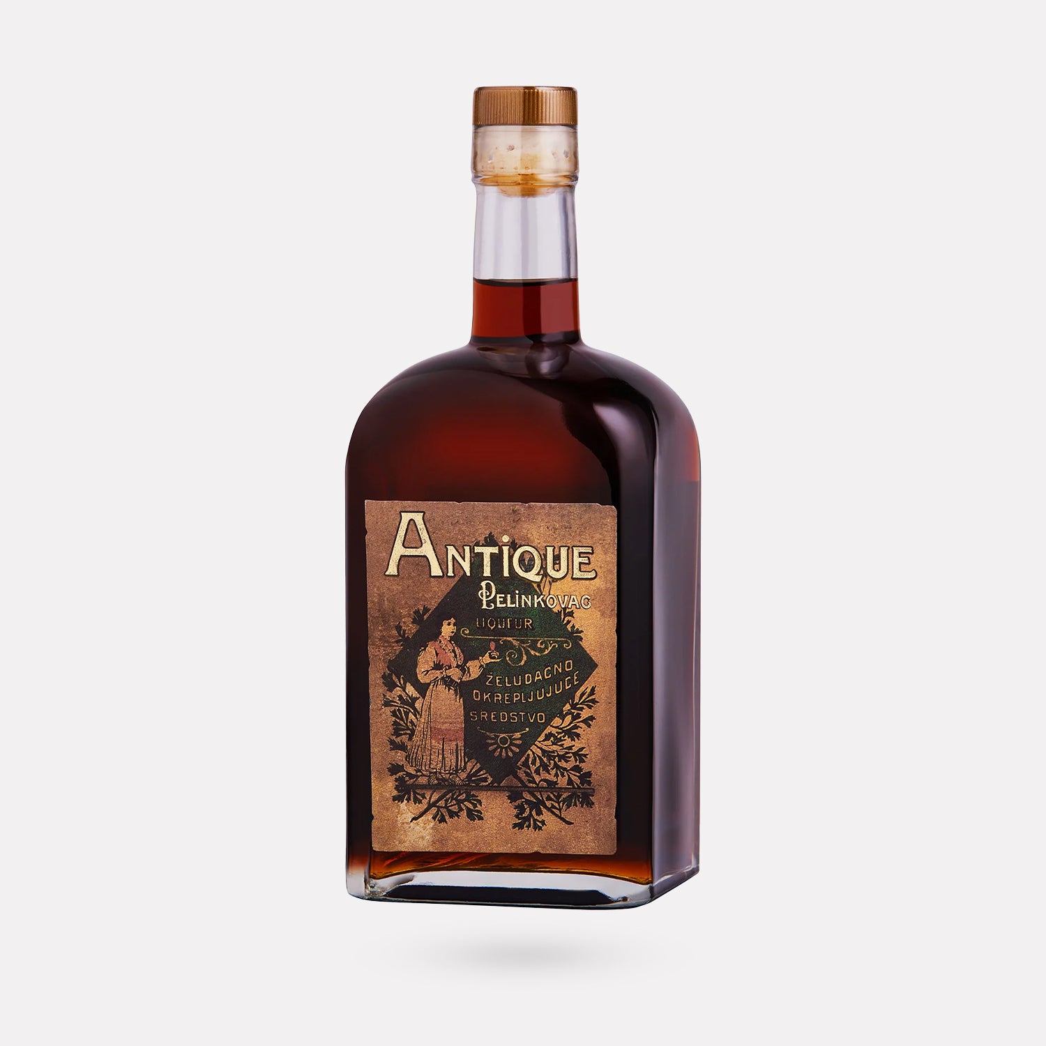 Freigestellte Flasche des Antique Pelinkovac Kräuterlikörs (700ml) vor neutralem Hintergrund